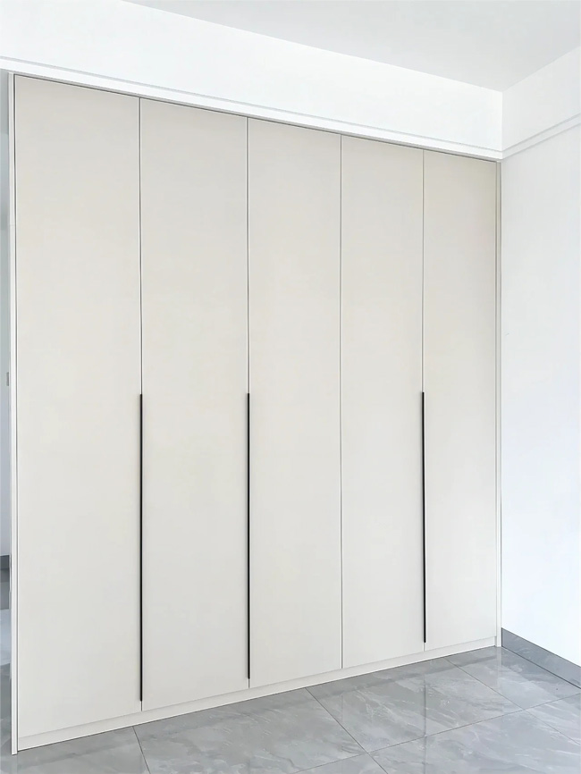 臥室一門(mén)到頂衣柜